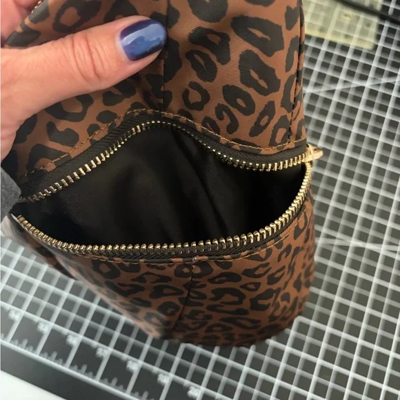 Lululemon Slouchy Sling Bag 6L - leopard - Picture 6 of 7